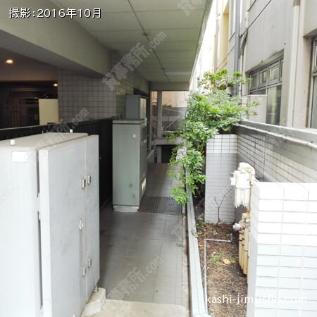 地下入口アプローチ