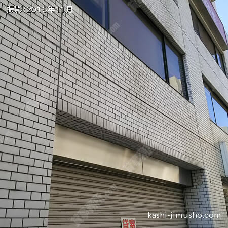 １階入口上の壁面