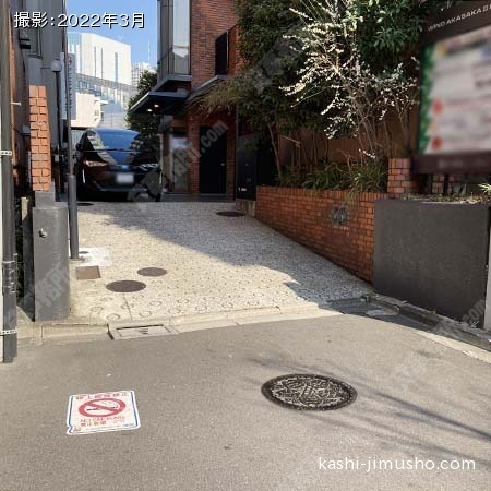 ビル入口前面