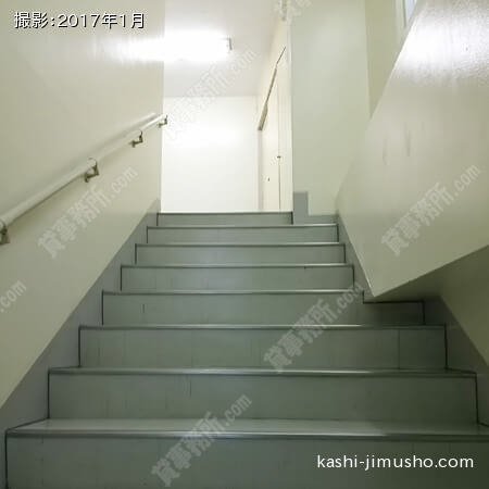 上層階への階段