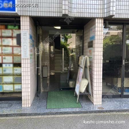 ビル入口前面