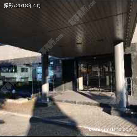 ビル入口前