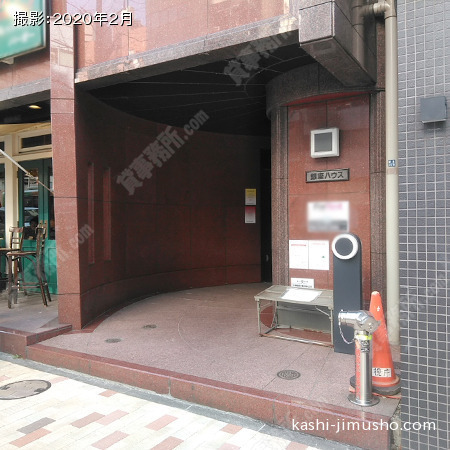 ビル入口前面