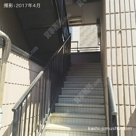 上層階への階段