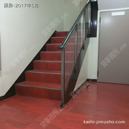 上層階への階段