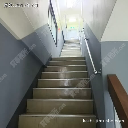 上層階への階段