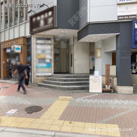 ビル入口前面