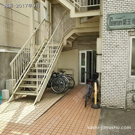 ビル入口アプローチ
