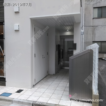 ビル入口前