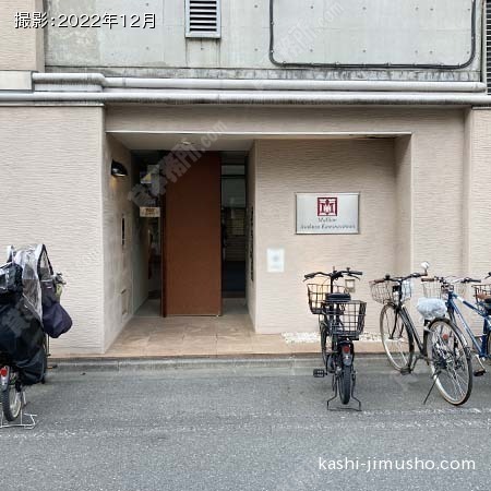 建物入口前