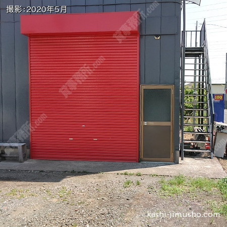 建物入口前