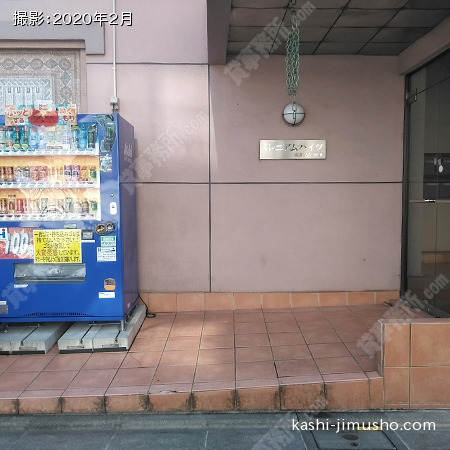 ビル入口前面