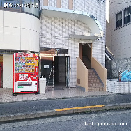 ビル入口前