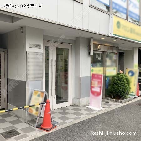 ビル入口前面