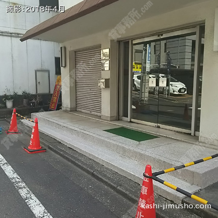 ビル入口前面