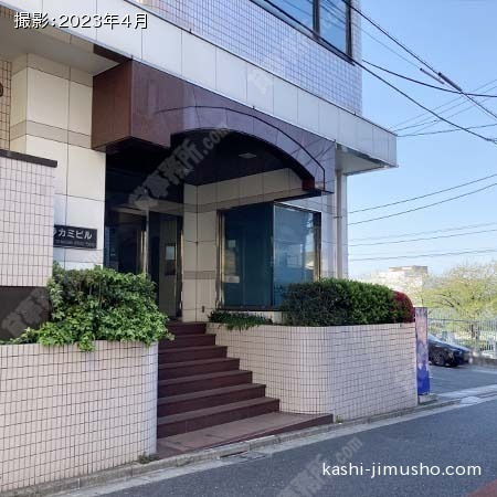 ビル入口前面