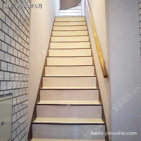 2階への階段