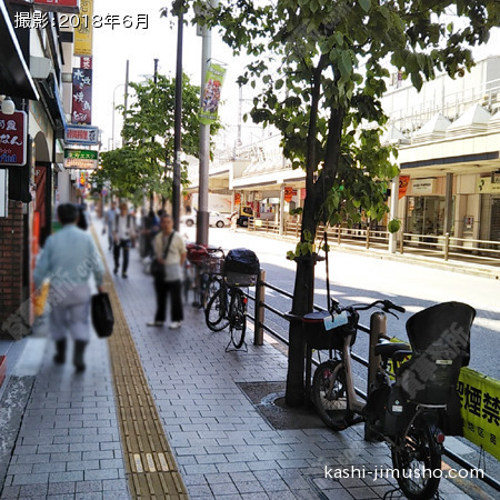ビル前歩道