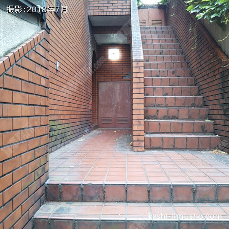 共用階段前