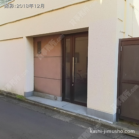 ビル入口前