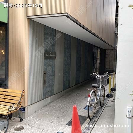 ビル入口前面