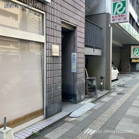 ビル入口前面