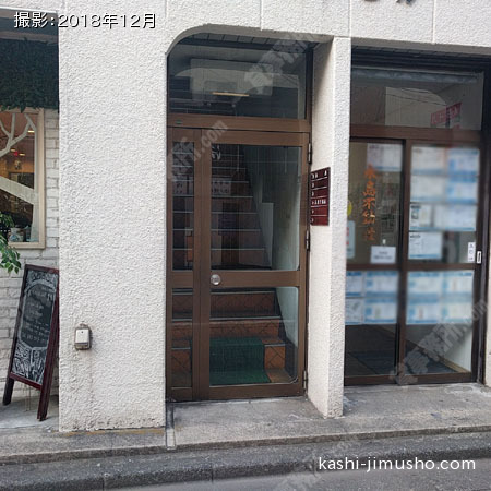ビル入口前