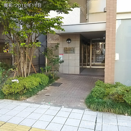 建物入口前