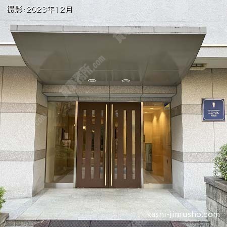 建物入口前面