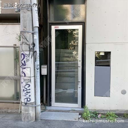 ビル入口前面