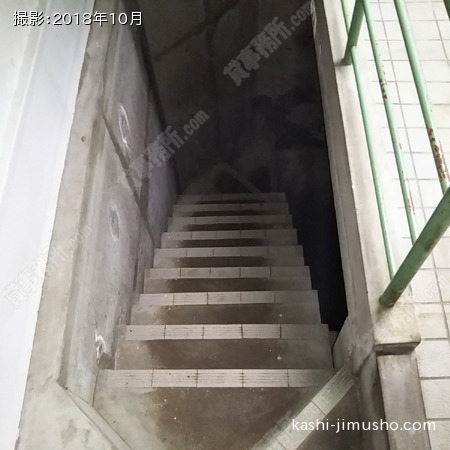 B1-1階の階段