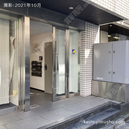 ビル入口前面