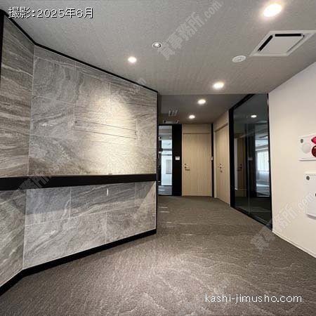 貸室階エレベーターホール