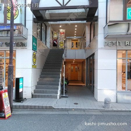 ビル入口前