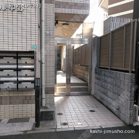 ビル入口前 ビル入口前