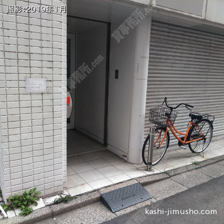 ビル入口前