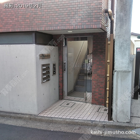 ビル入口前