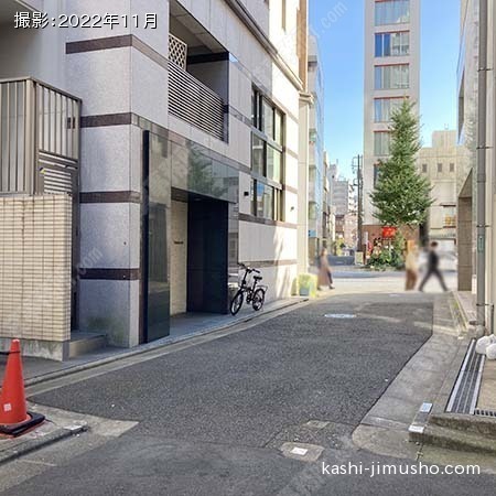 ビル入口前面