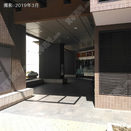 ビル入口前