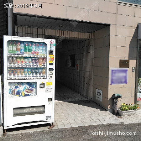 ビル入口前