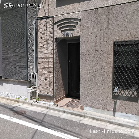 ビル入口前