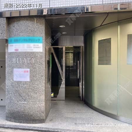 ビル入口前面