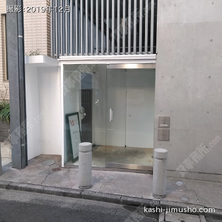 入口前面