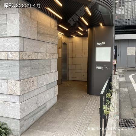 ビル入口前面