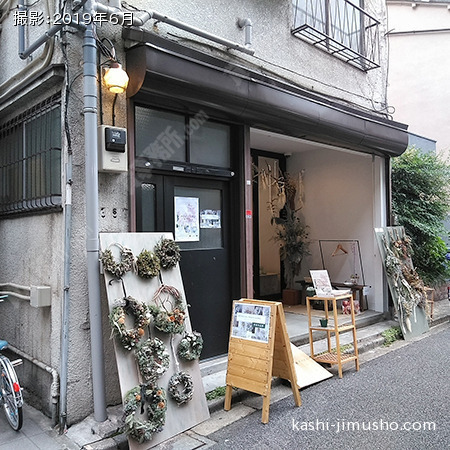 ビル入口前