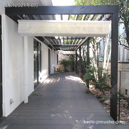 建物入口前面