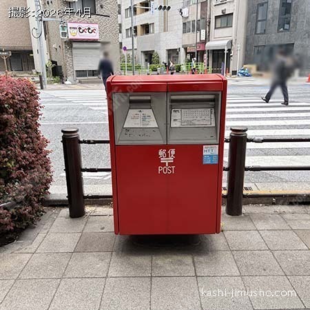 ビル前の郵便ポスト