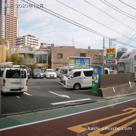 ビル隣:時間貸駐車場