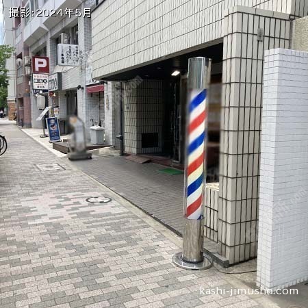 ビル入口前面