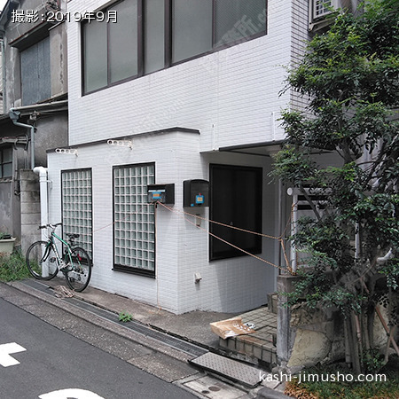 ビル入口前